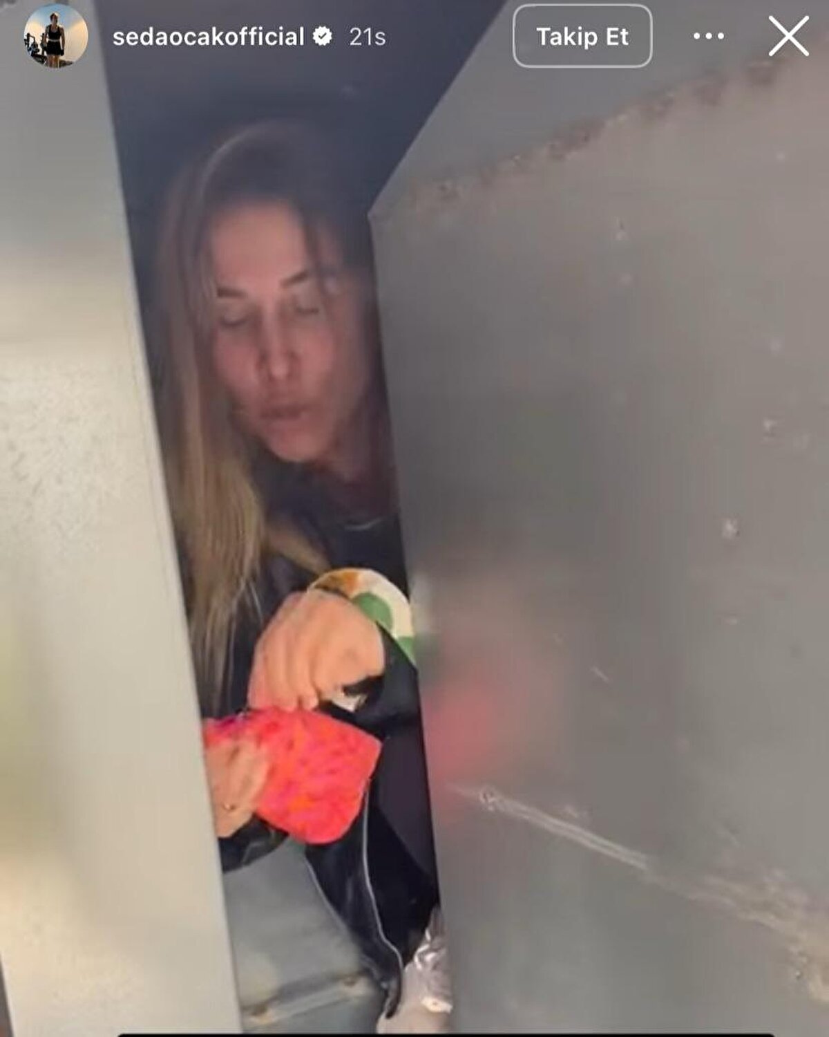 "Kıyafet kutusuna girmekten başka çarem kalmadı"<br><br>Nasıl verilmiş sadakam varmışsa Allah korudu. Şimdi gülüyorum ama bayağı korktum. Kıyafet kutusuna girmekten başka çarem kalmadı."