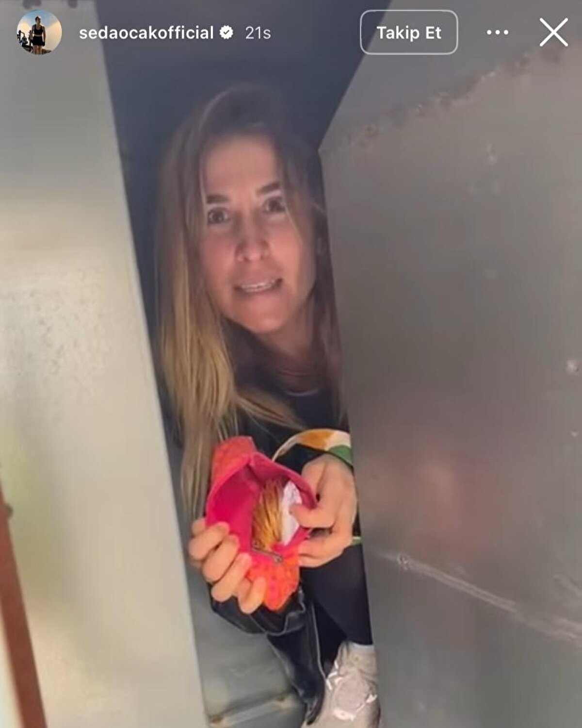 Video çekerken "Anne ne yapıyorsun" diye soran oğluna "Dökülmüş ya, arıyorum. Babana söyleyemedim." cevabı veriyor.