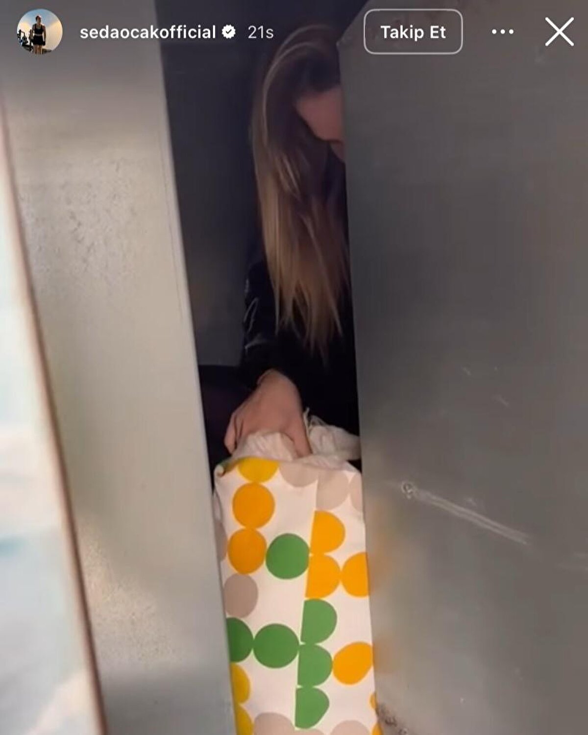 Ardından da şöyle devam ediyor: <br><br>"Çöpe attığın tam 40 tane bileziğim. Babana söyleyemedim korkudan, çöpe atmış oğlum bilezikleri diye. Allah'ım sen bana sabır ver" <br><br>*40 tane ajda bilezik, 1,5 milyon TL değerinde.