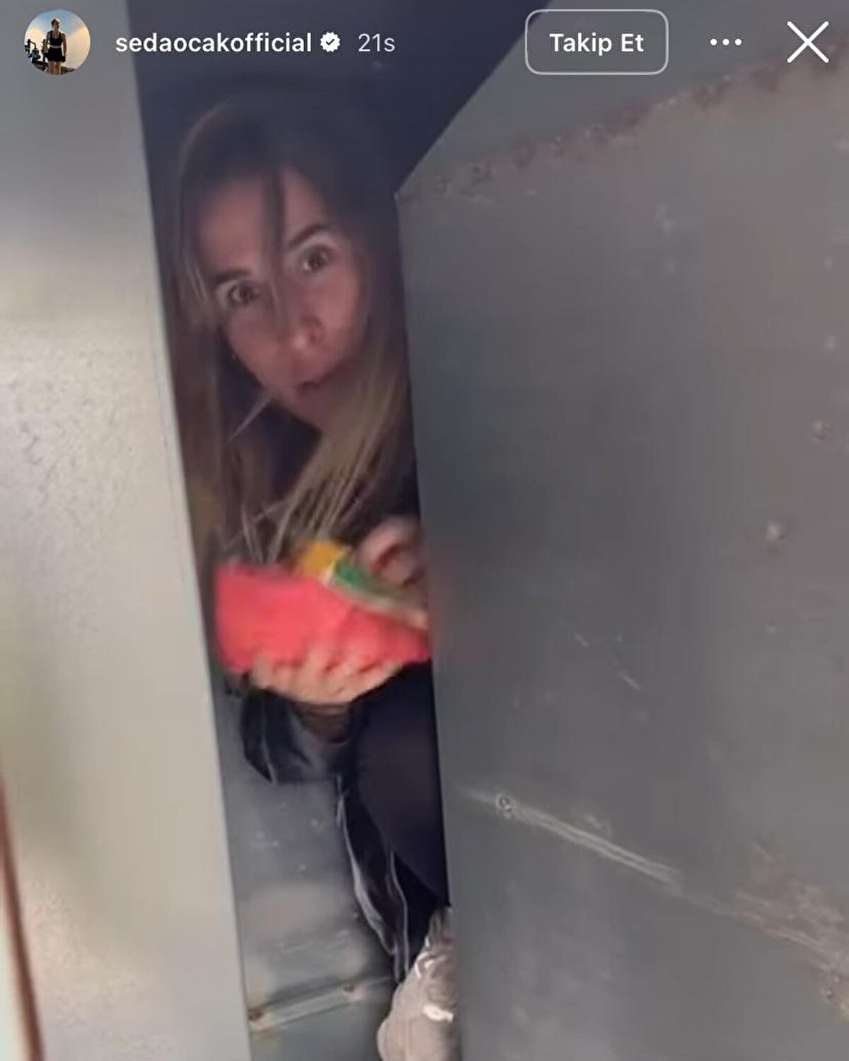 O anları oğlu kamera kaydına aldı. Sosyal medya hesabından paylaşan Ocak, şunları yazdı: <br><br>"Bugün benim için bayağı aksiyonlu geçti. Aslan'a sitenin kıyafet kutusuna atsın diye poşet verdim. O gitmiş kumbaraya benim yazlığa götürdüğüm nevresim çantasını ve içinde de bileziklerimi atmış.