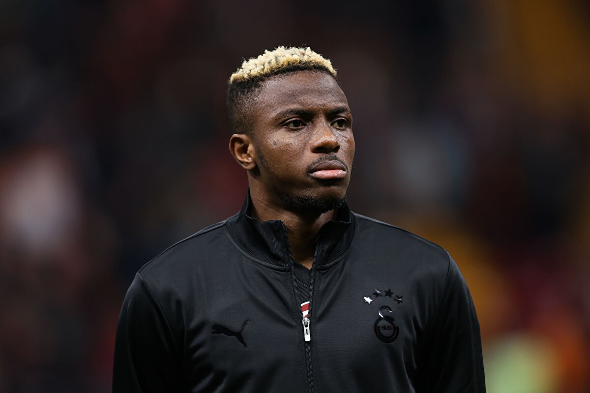 Galatasaray'da bir isim ceza sınırında<br><br>Galatasaray'da Victor Osimhen sarı kart ceza sınırında bulunuyor. Vıctor Osimhen derbide kart görmesi halinde gelecek hafta Samsunspor deplasmanında görev alamayacak.