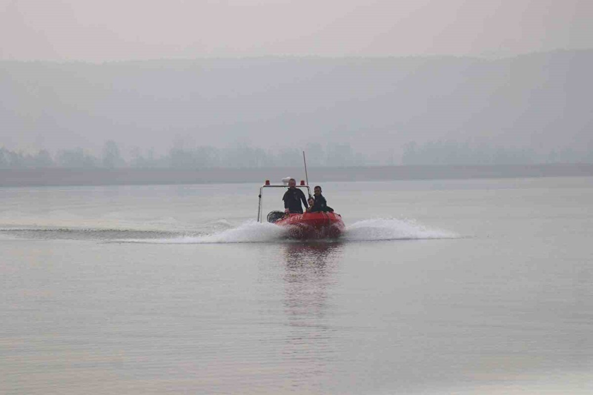 Serdivan ilçesinde bulunan Gölpark mevkiinde dün meydana gelen olayda, Sapanca Gölü’ne açılan 1’i eğitmen toplam 8 kişinin bulunduğu kano, şiddetli rüzgar sebebiyle alabora oldu. 