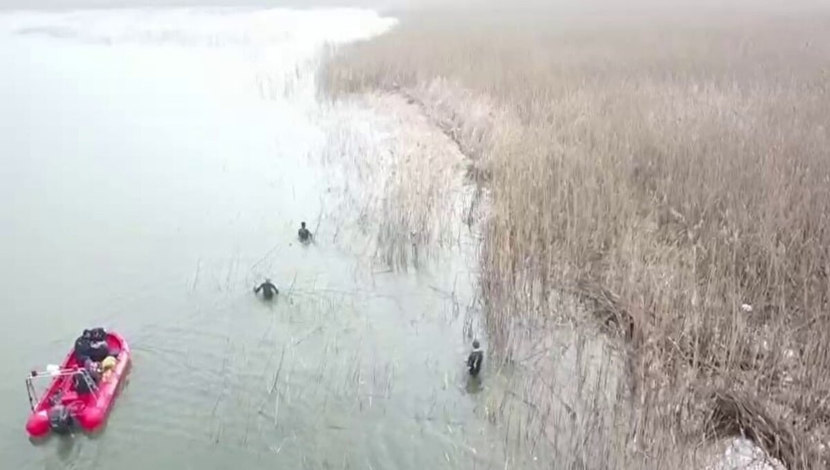 Durumun haber verilmesi üzerine bölgeye sağlık, polis, jandarma ve AFAD ekipleri sevk edildi. Olay yerine gelen jandarma ve AFAD ekipleri, göle düşen 7 kişiyi kurtardı, 15 yaşındaki çocuğun bulunması için çalışma başlatmıştı.