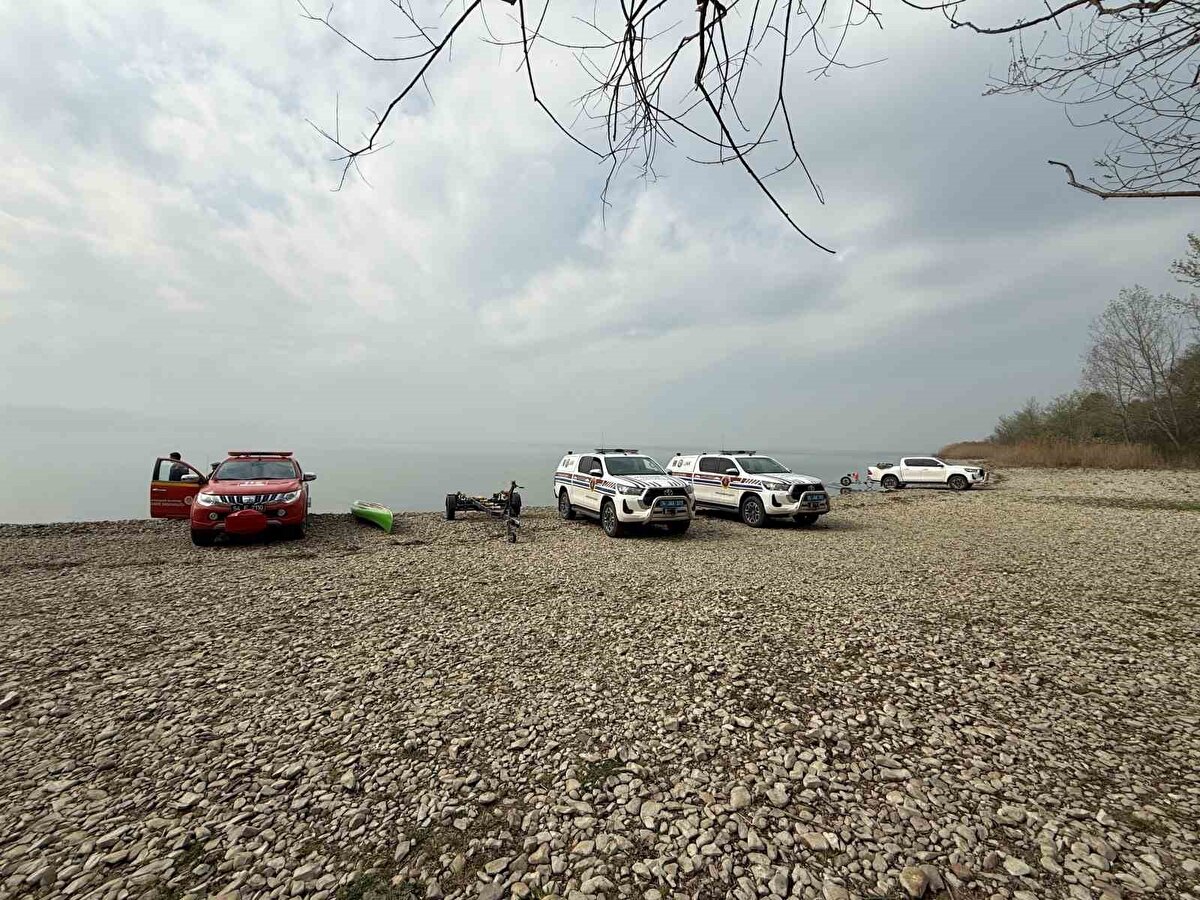 Eğitmen o anları anlattı: "Yaklaşık 2 metre boyunda dalgalar geldi"<br>Sakarya Valisi Rahmi Doğan, ekiplerin arama çalışması yaptığı alanda incelemelerde bulundu, Baran’ın ailesi ve olayda yanlarında bulunan eğitmen Safa Köse ile görüştü. 
