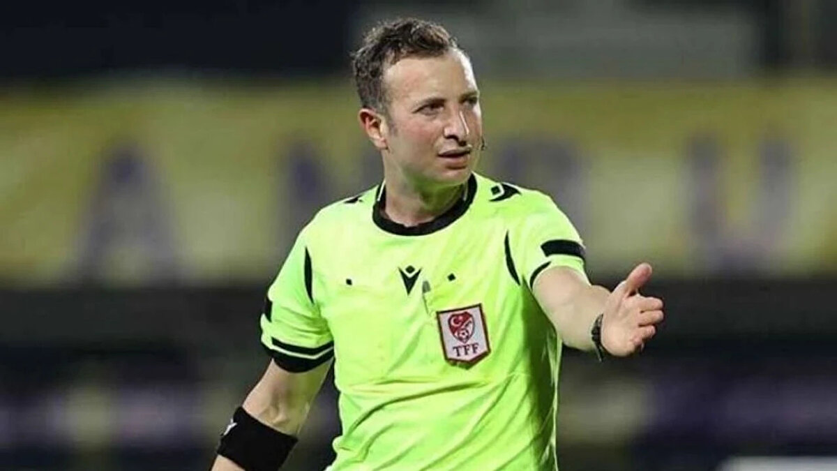 Derbi öncesi en çok tartışılan konu, yerli-yabancı hakem sorunsalı olmuştu. İki takım da yabancı hakem talep etmiş ancak maça TFF tarafından Yasin Kol atanmıştı.