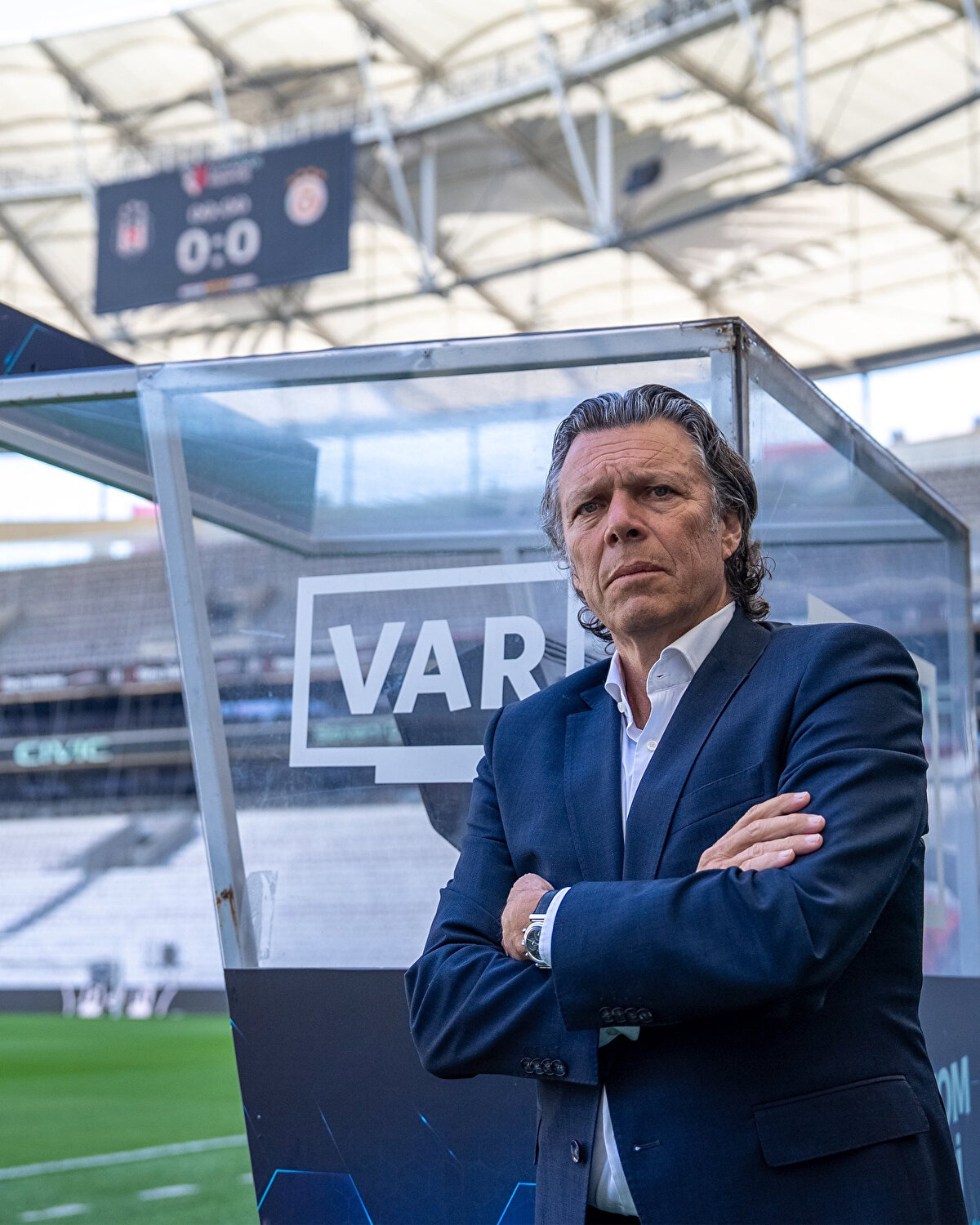 Meier'in İstanbul'a geldiğini duyuran Beşiktaş, sosyal medyadaki gönderisinde "Siz getirmediniz, biz getirdik! Dünyaca ünlü eski hakem Urs Meier Tüpraş Stadyumu’nda." ifadelerini kullandı. <br>