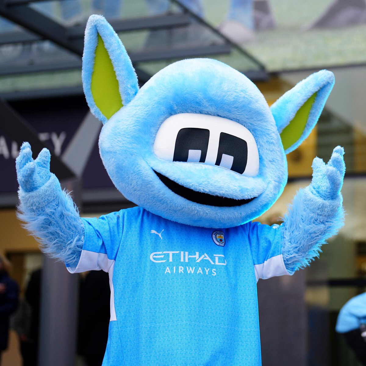 Haaland, kafamın arkasına vurdu<br><br>Haaland, geçen yıl Southampton'a karşı oynanan bir maçtan önce kulübün geçici maskotunu şaka yollu kafasının arkasından yumrukladı. Başlangıçta kendisine yanlışlıkla bir futbol topu çarptığını düşündü, ancak daha sonra bunun Haaland olduğunu anladı.