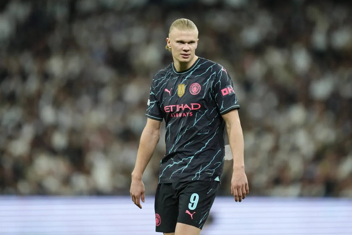 Başım çatlıyordu<br><br>İngiliz basınına konuşan kadın, "Çok üzgündüm, ağlıyordum, başım çatlıyordu ve sanırım şoktaydım. Daha sonra fark ettim ki arkamdan gelip kafama vurdu ve sonra da kafama yaslandı. City'nin güvenlik şefine durumu anlattım, o da gülerek 'En azından Erling Haaland'ın sana vurduğunu söyleyebilirsin.' dedi." ifadelerini kullandı.