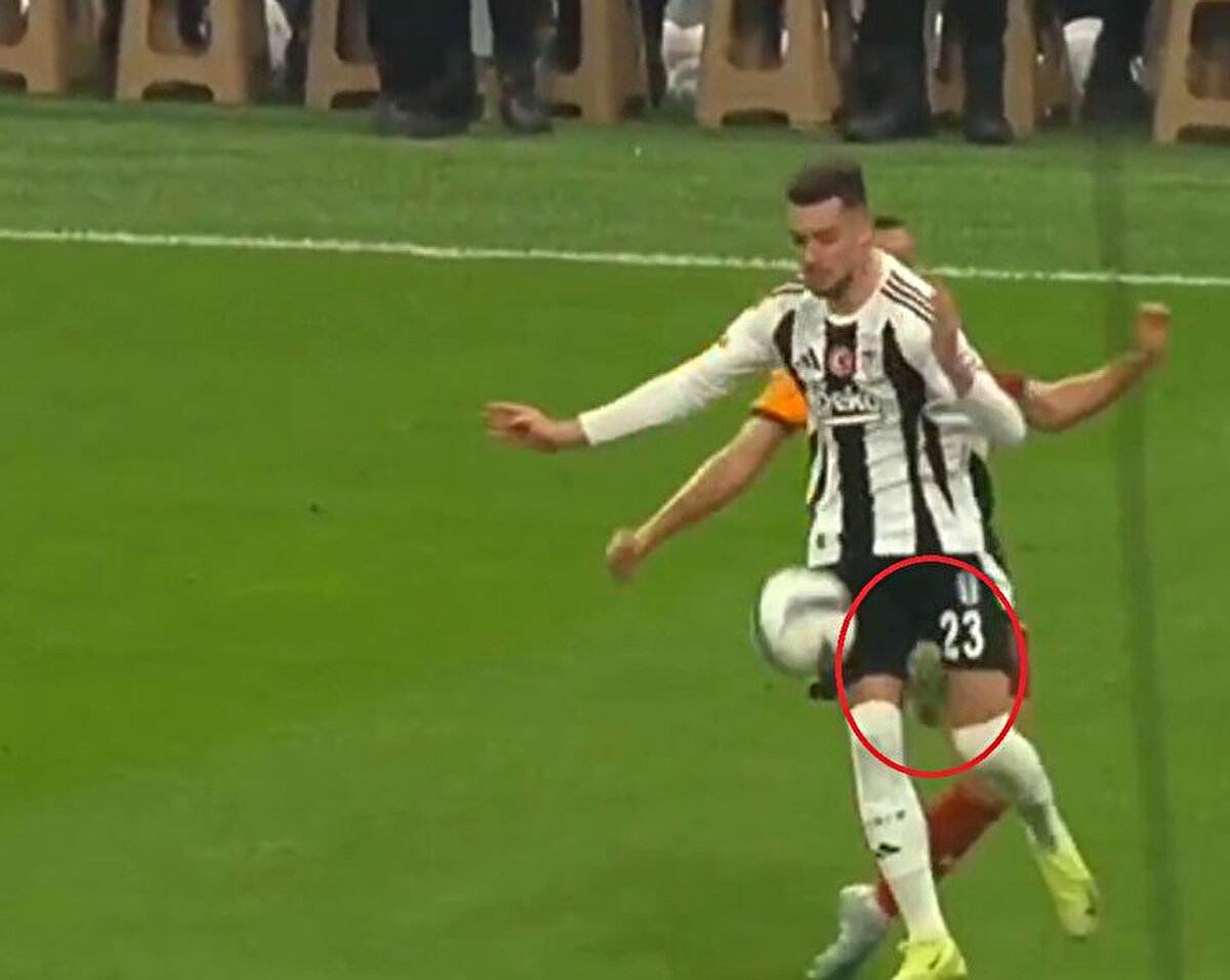 Mücadelenin 36. dakikasında gelişen Beşiktaş atağında Muçi, Frankowski tarafından yerde kaldı. Hakem Yasin Kol, Polonyalı futbolcuya sarı kart gösterdi.<br>