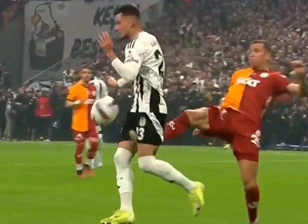 Eski hakem pozisyon için ne dedi<br>Deniz Ateş Bitnel: Frankowski'nin Muçi 'ye müdahale ettiği anda top Muçi'nin kontrolünde ve bariz gol atma şansı var. VAR müdahalesi ve kırmızı kart doğru karar.<br>