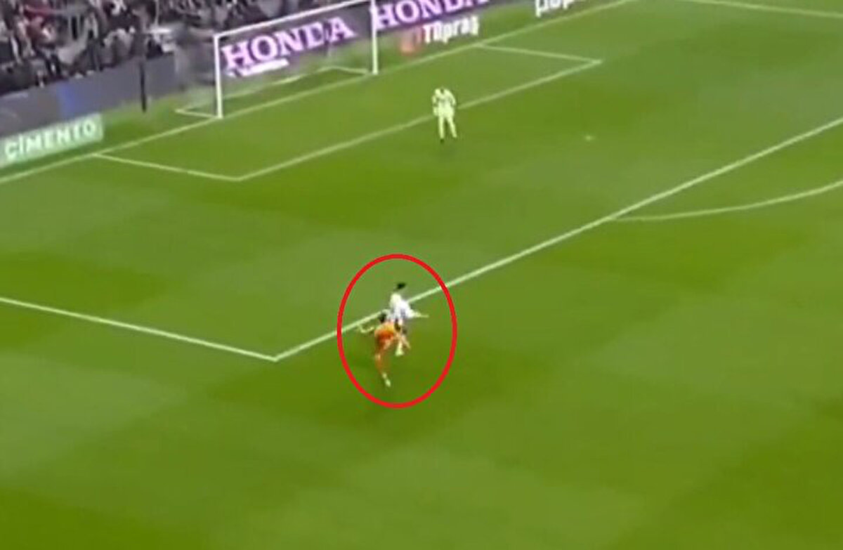 VAR'dan gelen tavsiye üzerine monitöre giden Yasin Kol, sarı kart iptal edip Frankowski'yi kırmızı kartla oyun dışında kaldı.<br>