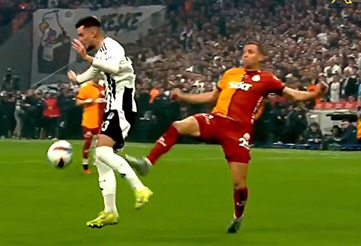 Siyah-beyazlı futbolcular bariz gol şansı olduğu gerekçesiyle pozisyonun kırmızı kart olduğu yönünde yoğun itirazlarda bulundu.<br>