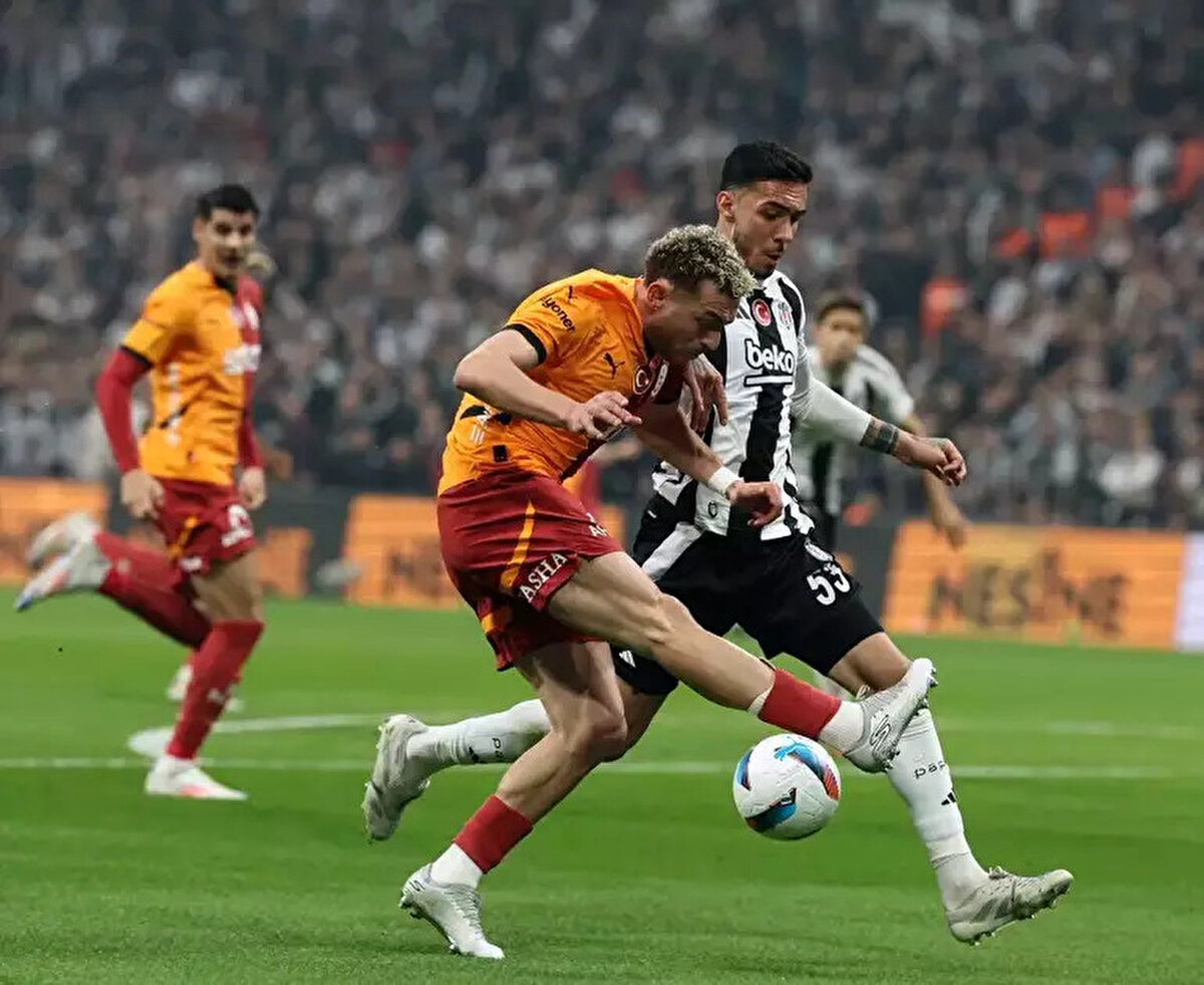 Galatasaray, 36’ncı dakikada 10 kişi kaldı. Ceza sahası dışı sol çaprazında Przemyslaw Frankowski’nin müdahalesi sonrası Ernest Muçi yerde kaldı. Karşılaşmanın hakemi Yasin Kol önce Frankowski’ye sarı kartını çıkardı, ardından VAR’dan gelen uyarı sonrası pozisyonu izlemeye gitti. Monitörün önünde pozisyonu izleyen Yasin Kol, sarı kartı iptal ederek Frankowski’ye direkt kırmızı kartını çıkardı