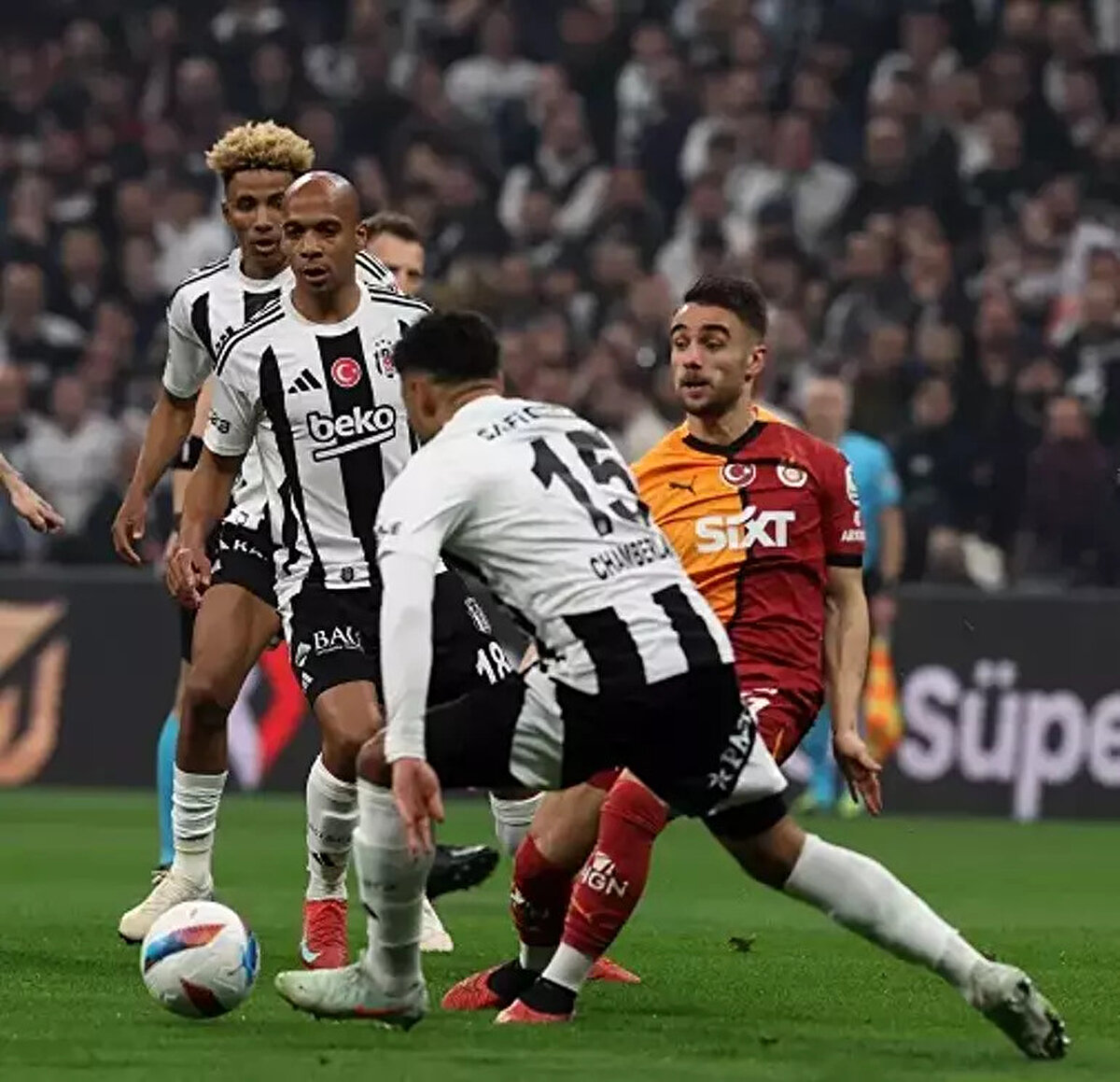 Karşılaşmaya ev sahibi Beşiktaş; Mert Günok, Jonas Svensson, Gabriel Paulista, Emirhan Topçu, Arthur Masuaku, Gedson Fernandes, Alex Oxlade-Chamberlain, Milot Rashica, Joao Mario, Ernest Muçi ve Rafa Silva ile sahaya çıktı. Konuk ekip Galatasaray ise; Fernando Muslera, Przemyslaw Frankowski, Davinson Sanchez, Abdülkerim Bardakcı, Eren Elmalı, Lucas Torreira, Gabriel Sara, Yunus Akgün, Alvaro Morata, Barış Alper Yılmaz ve Victor Osimhen 11’iyle yer aldı.