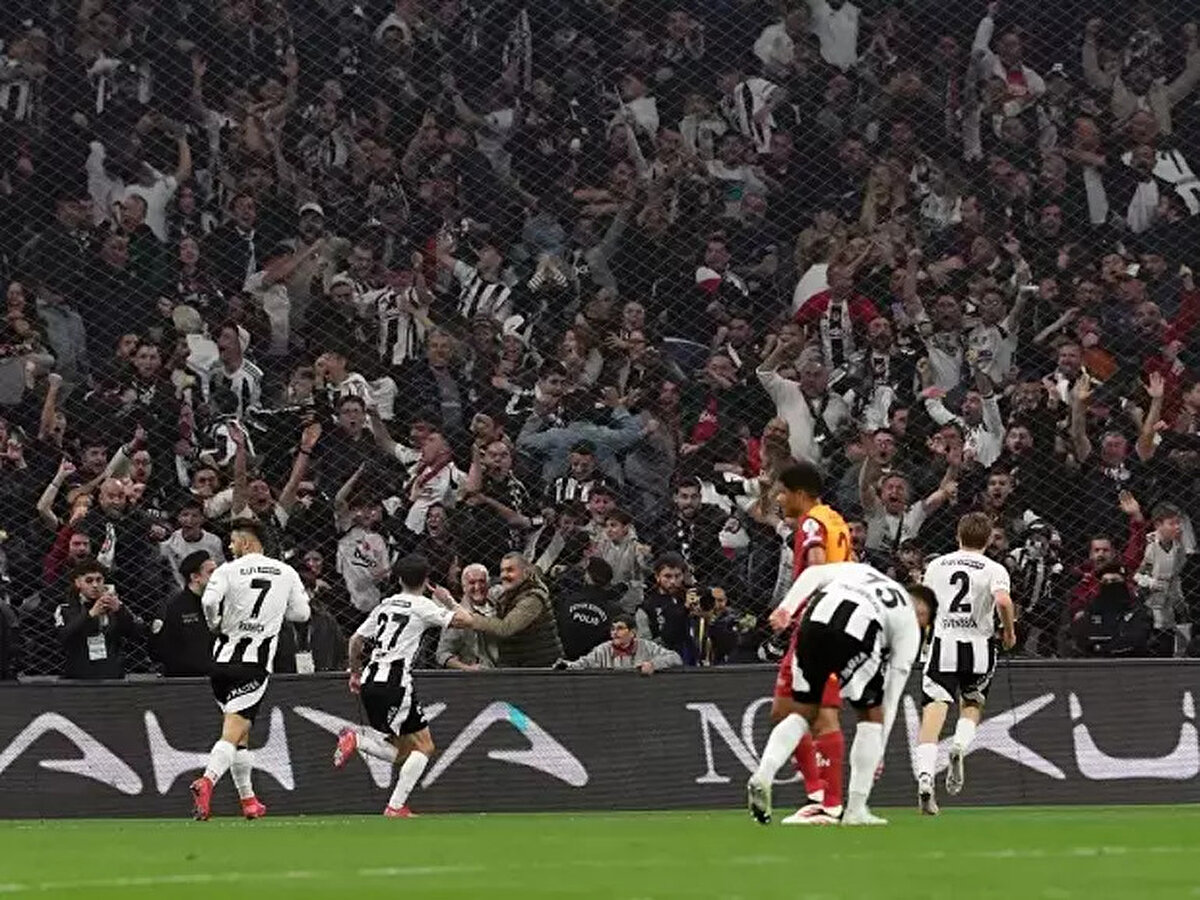 Derbide ilk 15 dakikalık bölümde iki takım da basit top kayıpları yaptı. 23’üncü dakikada Beşiktaş golü buldu. Orta alanda Joao Mario’nun pasında soldan topla hareketlenen Rafa Silva, ceza sahası içerisine kadar girdi. Sol çizgide Davinson Sanchez’i de geçtikten hemen sonra dar bir açıdan kaleyi yoklayan Rafa Silva, direk dibinden topu ağlarla buluşturdu: 1-0.