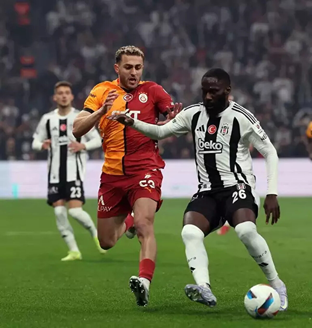 Derbiye Beşiktaş baskılı başladı. Henüz 4’üncü dakikada sağdan Arthur Masuaku’nun kullandığı köşe vuruşta topa iyi yükselen Gedson Fernandes’in kafa vuruşunda meşin yuvarlak direğin üzerinden dışarı çıktı
