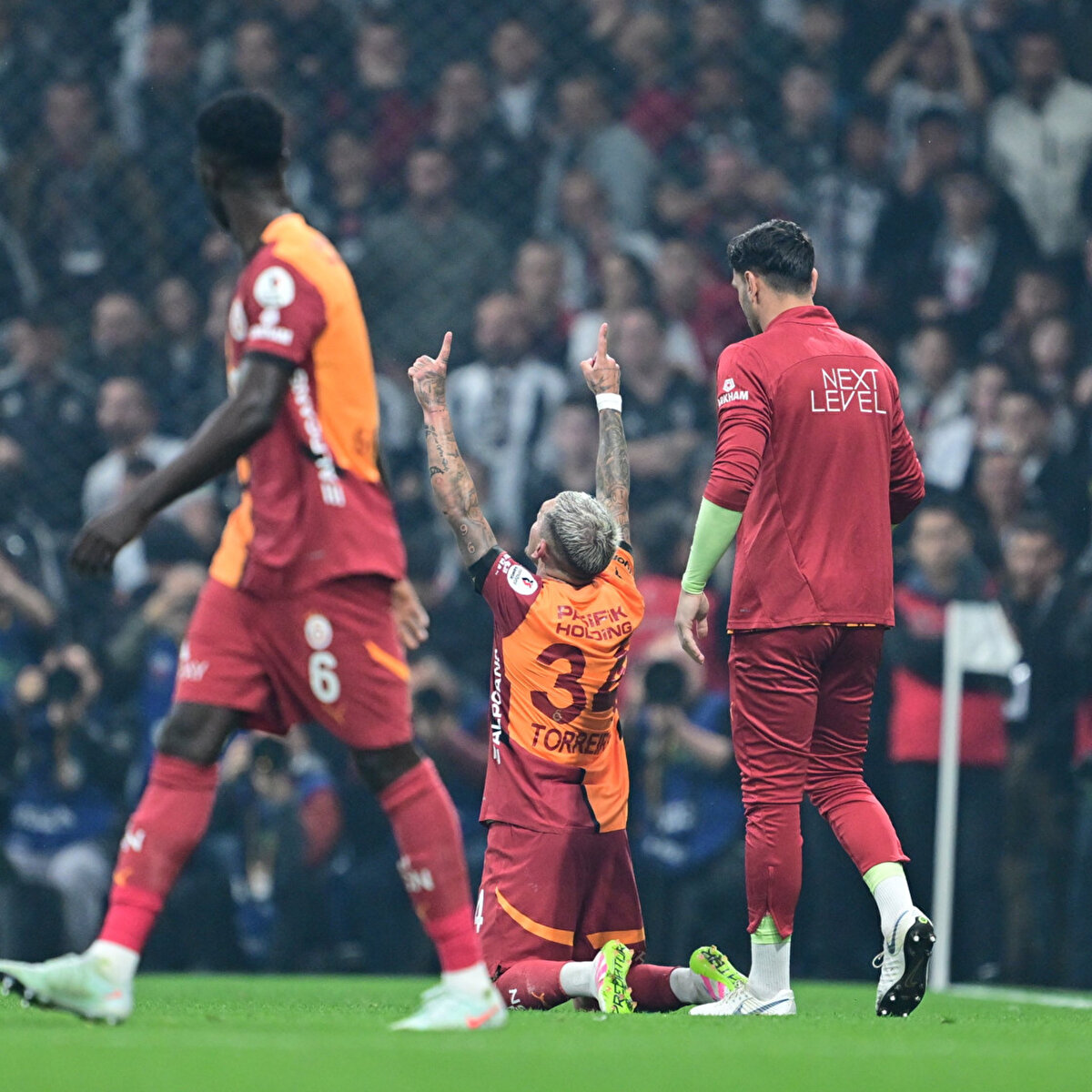 45’inci dakikada Galatasaray beraberliği sağladı. Abdülkerim Bardakcı’nın pasında ceza sahası dışında topla buluşan Lucas Torreira’nın yaklaşık 30 metreden şutu ağlarla buluştu: 1-1. İlk yarı 1-1 beraberlikle bitti.<br>