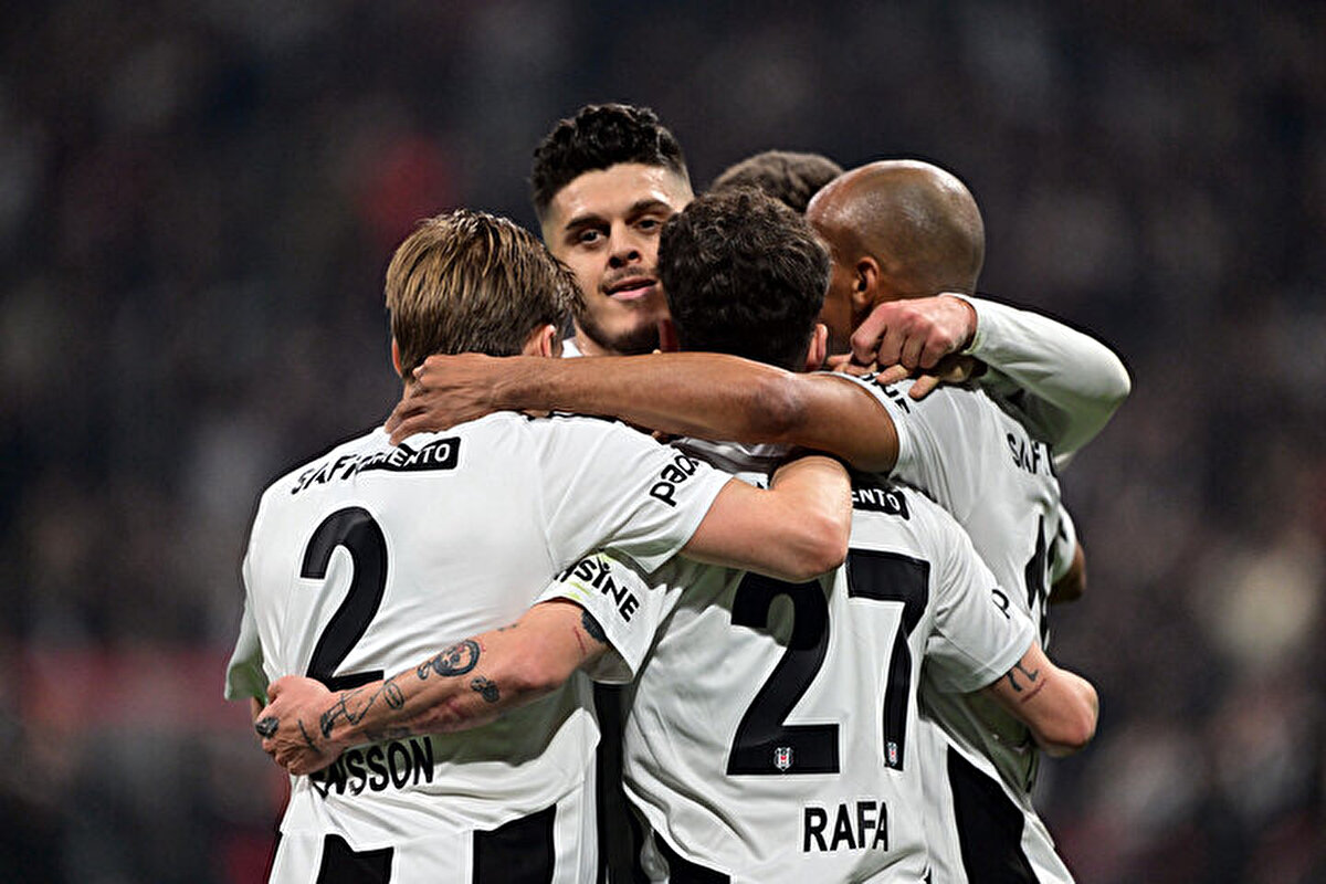 <br>Aynı zamanda sarı-kırmızılı ekip, Beşiktaş mağlubiyetiyle birlikte Süper Lig’de 25 maç sonra deplasmanda yenilmiş oldu.