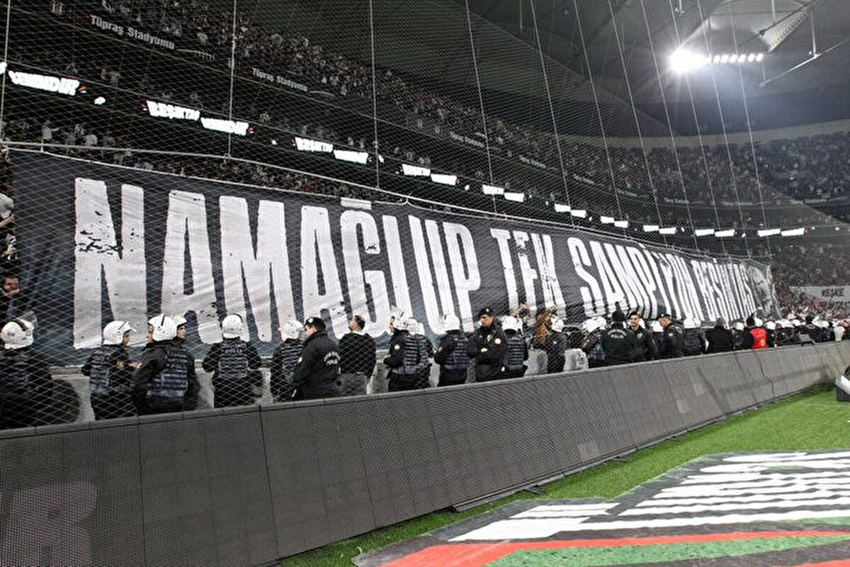 Karşılaşmanın ardından Tüpraş Stadyumu'nun ışıkları kapatılırken, sahanın zeminine 'kartal' görselleriyle "Namağlup tek şampiyon" yazısı yansıtıldı.