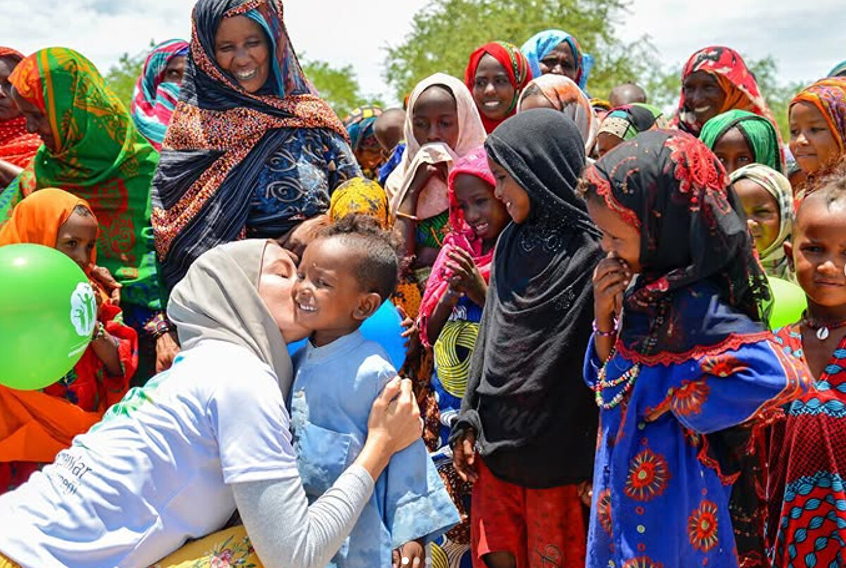 "Annesine benziyor"<br><br>Özçelik'in sır gibi sakladığı oğlu Murathan kocaman oldu görenler, "Annesine benziyor" ve "Zaman çok hızlı akıyor" yorumlarını yaptı.