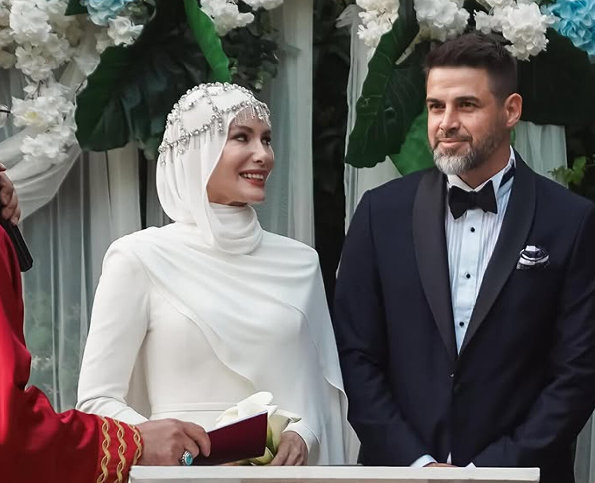 Özçelik, 42 yaşındaki Boşnak asıllı Avustralyalı aktör Reshad Strik'le sürpriz şekilde nikah masasına oturdu.