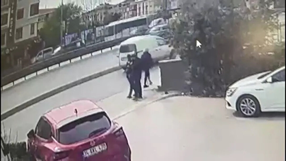 Tutuklandılar <br><br>Gözaltına alınan üç şüpheli, Gasp Büro Amirliği'ndeki işlemlerinin ardından adliyeye sevk edildi. Hakim karşısına çıkan zanlılar, tutuklanarak cezaevine gönderildi. Olay anına ait görüntüler ise güvenlik kameralarına yansıdı.