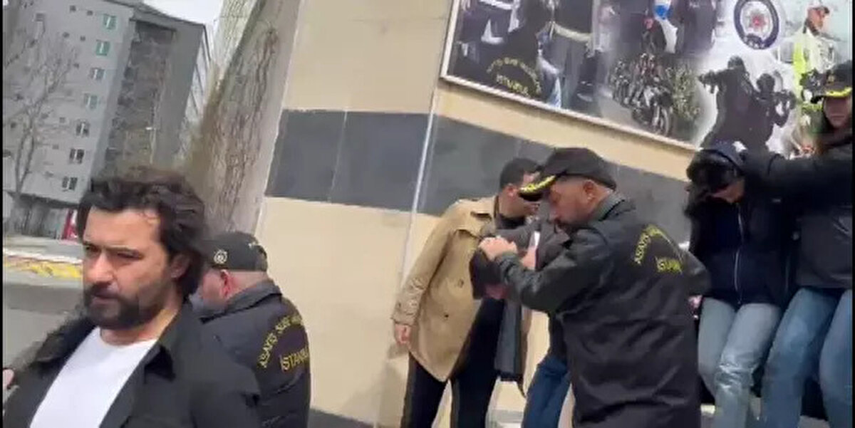 İstanbul Avcılar’da bir danışmanlık şirketine ait 200 bin Euro'yu bankadan çeken Azerbaycan uyruklu F.S. (27), sokakta yürüdüğü sırada saldırıya uğradı. Kendilerini takip eden iki kişi tarafından yüzüne biber gazı sıkılan ve darbedilen F.S., elindeki para dolu çantayı gasbeden şüphelilerin kaçmasını engelleyemedi.