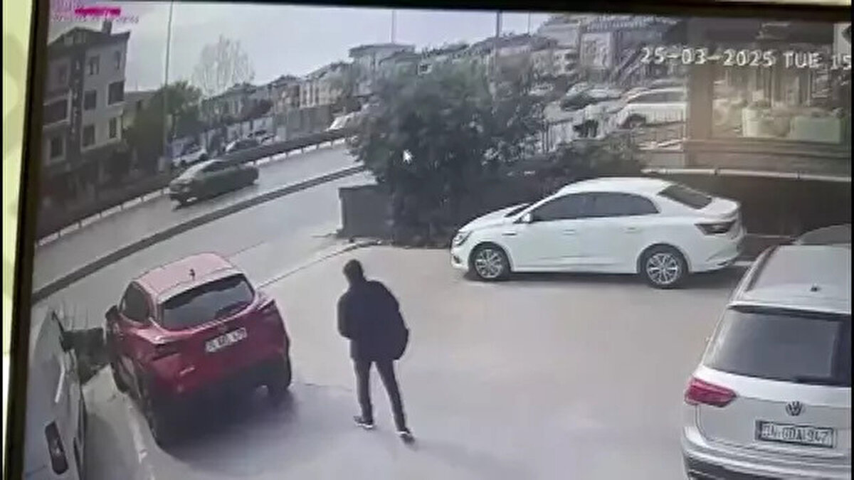 Polis 16 saatte faillere ulaştı<br><br>Olayın ardından çevredeki vatandaşların ihbarı üzerine polis ekipleri harekete geçti. F.S.’nin verdiği ifade ve güvenlik kamerası kayıtlarını inceleyen Gasp Büro Amirliği ekipleri, şüphelilerin peşine düştü. Kaçış sırasında izlerini kaybettirmek için altı kez taksi değiştiren şüphelilerin, Kağıthane Çağlayan Mahallesi’ndeki bir adrese girdikleri tespit edildi. Olaydan 16 saat sonra düzenlenen operasyonda, iki saldırganla birlikte olayın perde arkasındaki isim olan Gülşen S. isimli kadın yakalandı. Şüphelilerden birinin, mağdur F.S. ile aynı şirkette sekreter olarak çalıştığı belirlendi.