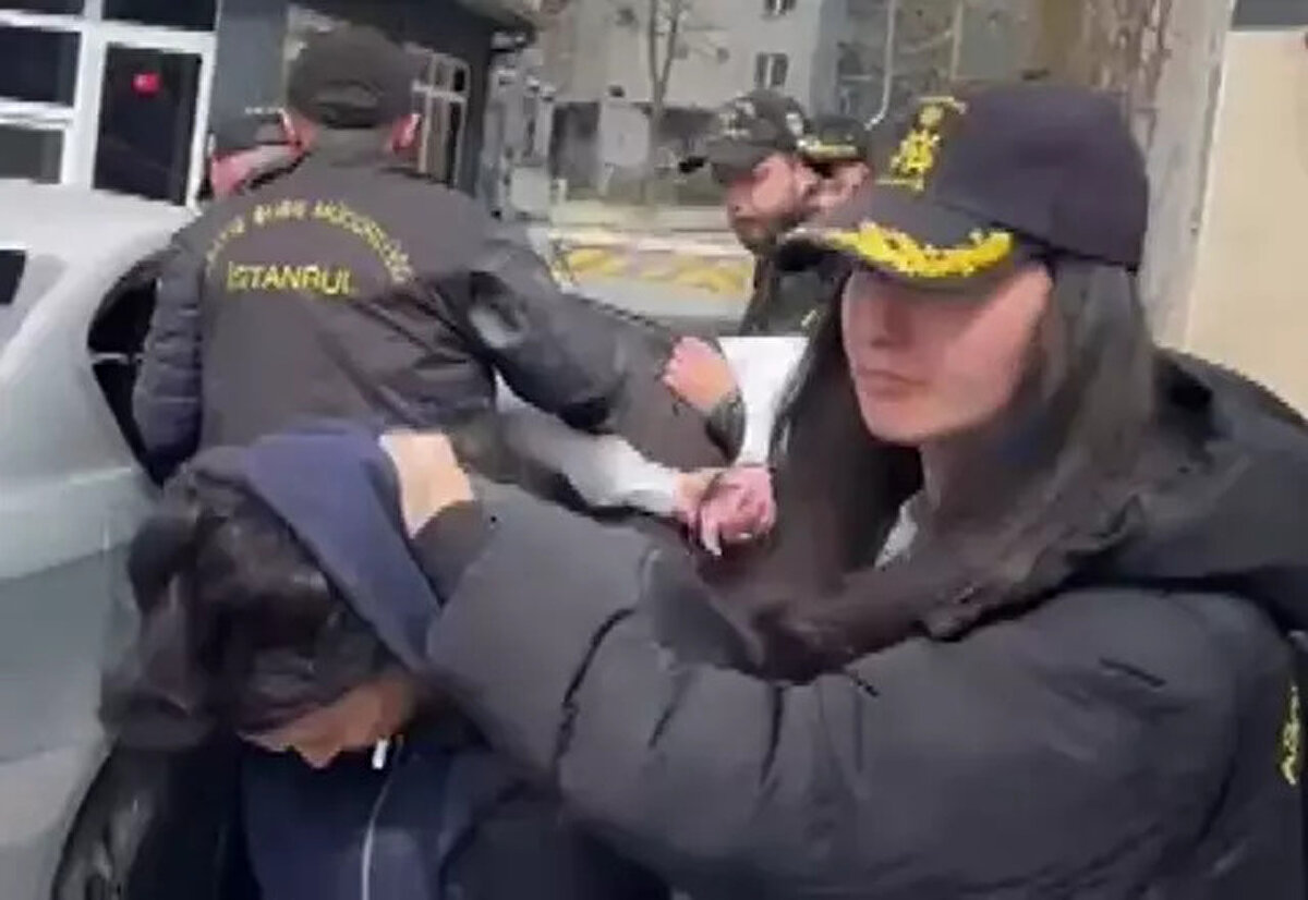 Paralar sekreterin evinden çıktı<br><br>Ekiplerin evde yaptığı aramada, çalınan paranın 157 bin euroluk kısmı ele geçirildi. Soruşturma kapsamında, gaspçılardan birinin sekreter Gülşen S.'nin eşi, diğerinin ise kuzeni olduğu ortaya çıktı.