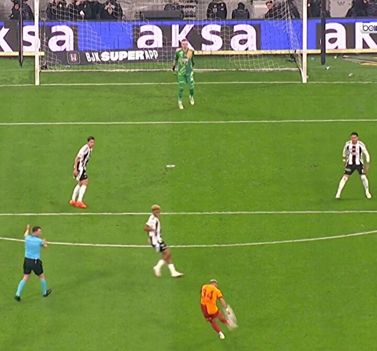 Lucas Torreira bu notun kendisine iletilmesinden dakikalar sonra ceza sahası dışından mükkemmel bir şut çıkardı ve takımını beraberlik golünü attı.<br>