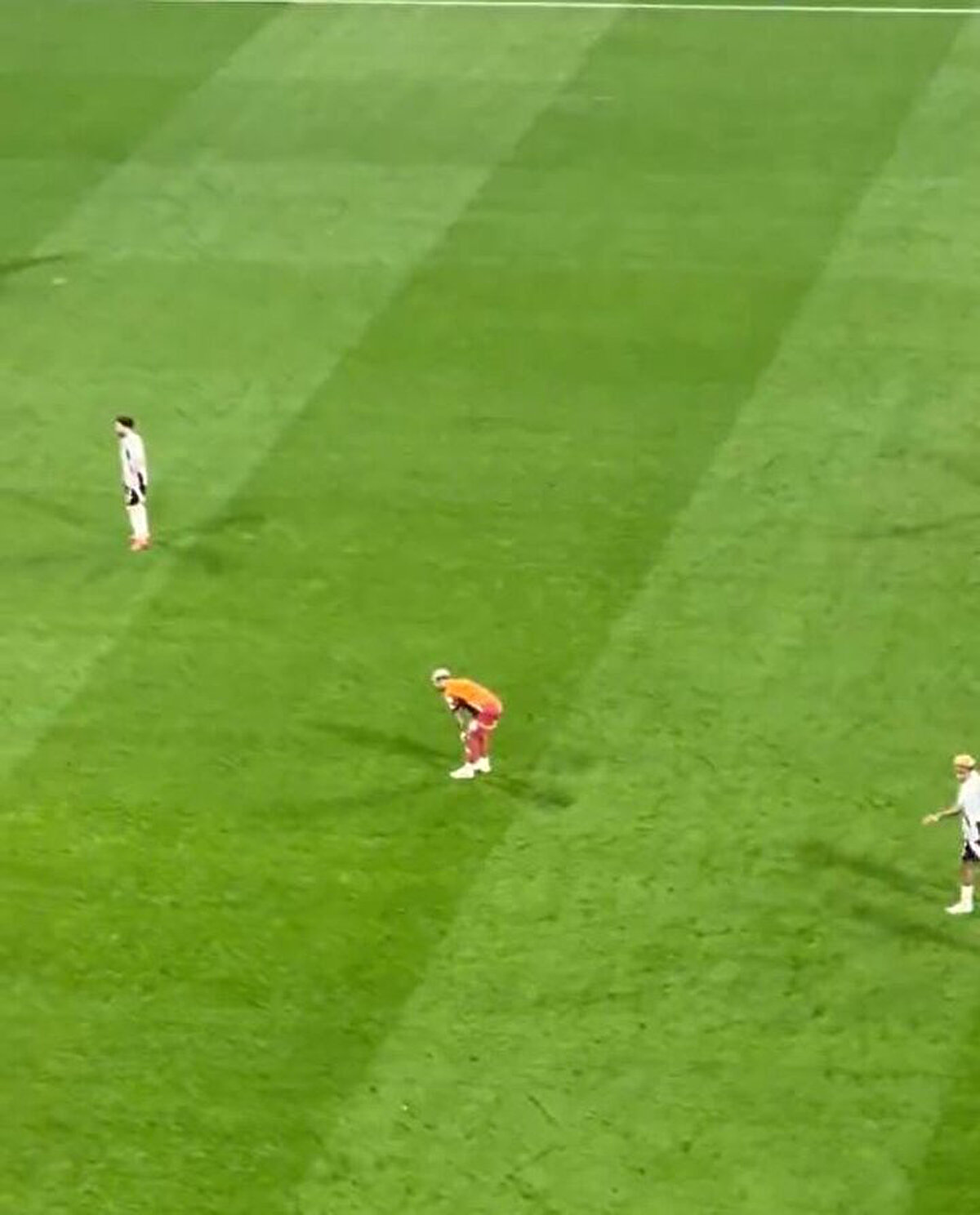 <br>Lucas Torreira, kendisine getirilen notu inceledikten sonra takım arkadaşlarına bir şeyler söyledi ve notu çorabının içerisine koydu.<br>