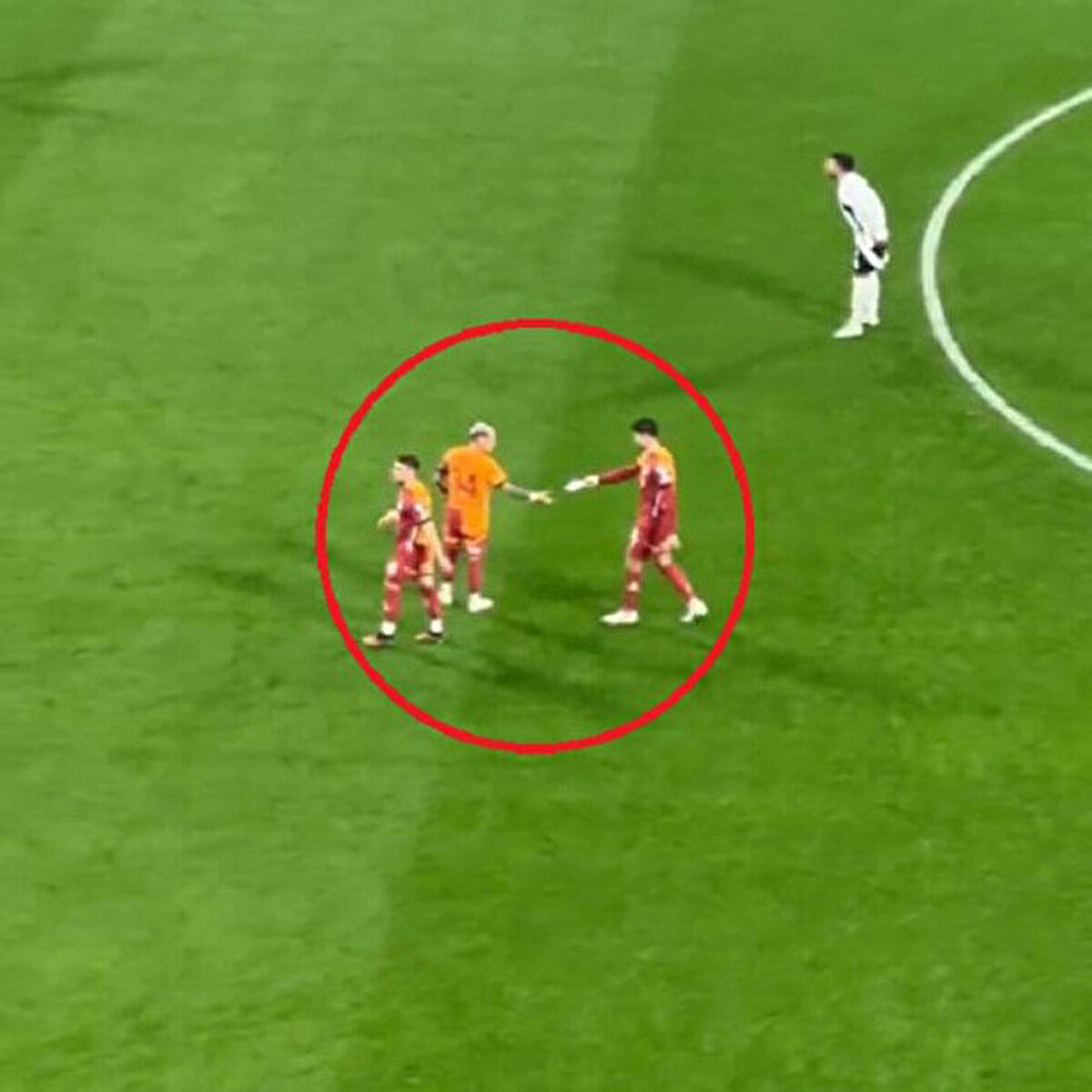 Galatasaray, 1-0 geriye düşüp 10 kişi kaldıktan sonra teknik direktör Okan Buruk, saha içerisine bir not kağıdı gönderdi.<br>