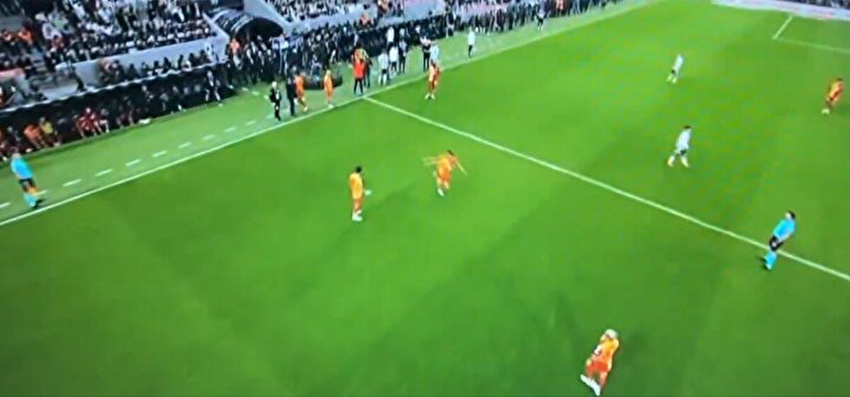 Abdülkerim Bardakçı'nın yardımcı hocaya 'Niye aldı?' şeklinde soru sorduğu ve karara sinirlendiği görüldü.<br>