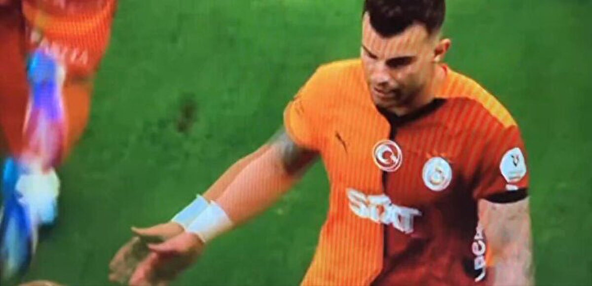 Galatasaray'da teknik direktör Okan Buruk, Beşiktaş derbisinin son bölümünde oyundan alındı. Milli oyuncu, değişiklik sonrasında hocası Okan Buruk'a tepki gösterdi.