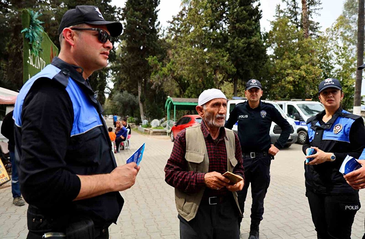 Vatandaşlar bilgilendirildi<br><br>Toplum Destekli Polislik Şube Müdürlüğü ise mezarlığa gelen vatandaşlara broşür dağıtıp sahte hocalara karşı dikkatli olmalarını istedi. 