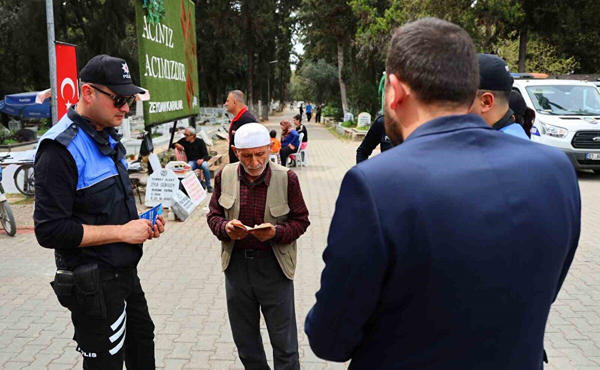 Bu sırada bir vatandaş, "Sahte hocalar eskiden burada hep dolaşıyordu; şu anda çok denk gelmedik ama daha önceden denk geliyorduk. Denetimler iyi oluyor" dedi.