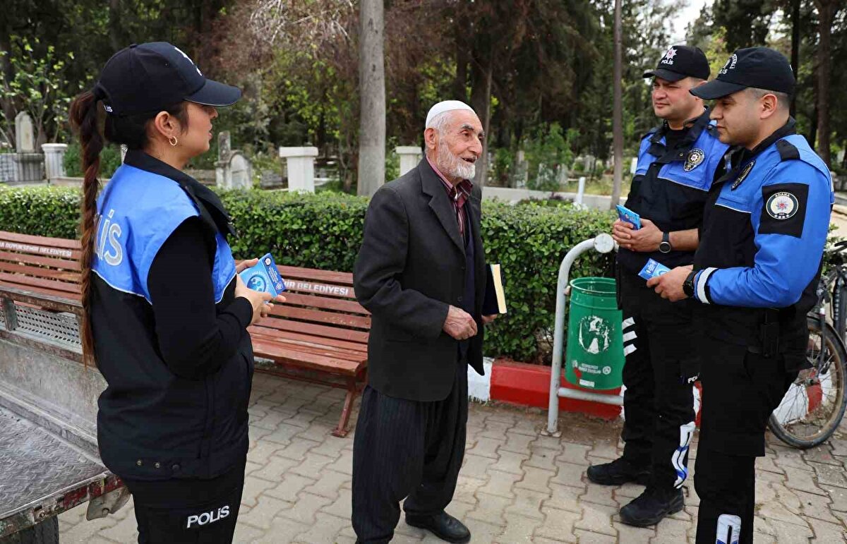 Mezarlık camisi imamı, Toplum Destekli Polislik Şube Müdürlüğü ve Yüreğir İlçe Emniyet Müdürlüğü ekipleri, mezarlıkta sahte hocalara karşı denetim gerçekleştirdi. 
