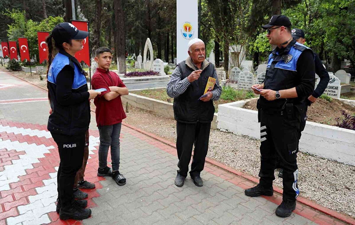 "Kötü okuyanı mezarlıktan kovdum"<br><br>Mezarlıkta dua okuyan Ahmet Tekin, "Duanın sahtekarlığını da yapıyorlar. Ancak duanın sahtekarlığı olmaz. Bu sahte hocalar insanların hep duygusunu sömürüyor. Geçen gün bir tanesini gördüm ve öyle kötü okuyordu ki mezarlıktan kovdum" diyerek tepki gösterdi.