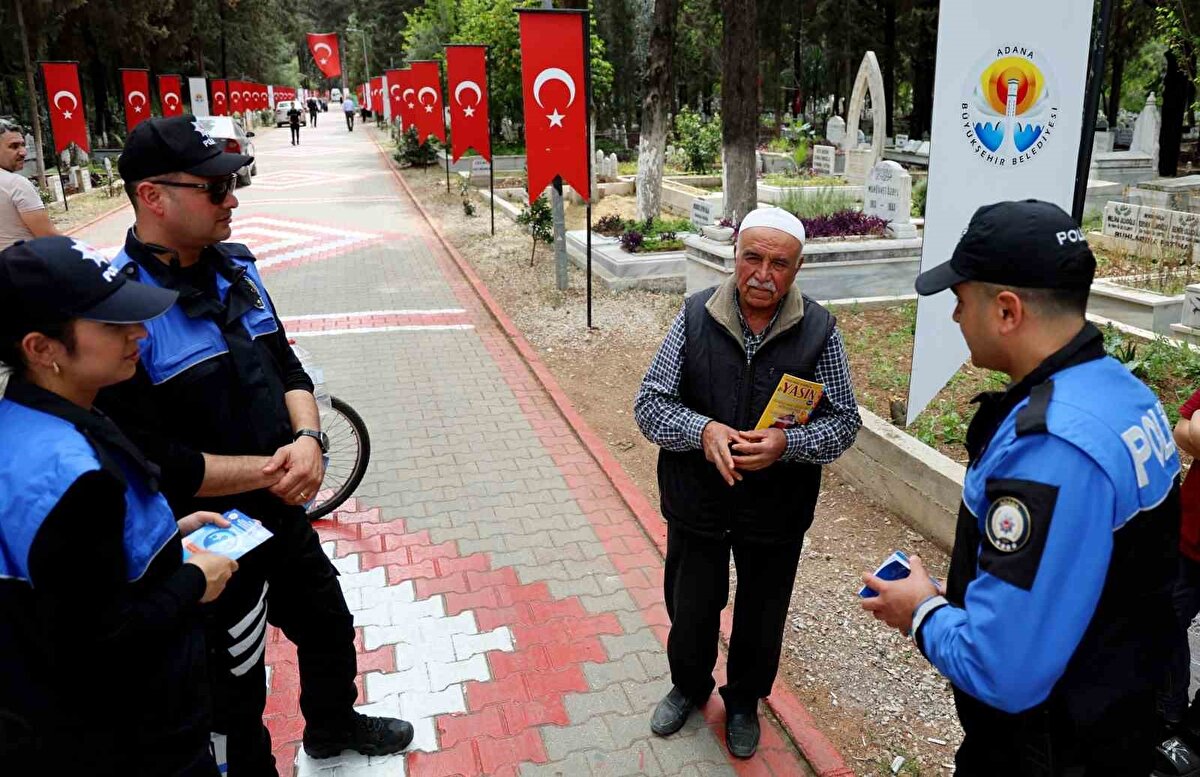 Ramazan Bayramı arifesinde merkez Yüreğir ilçesindeki Asri Mezarlık’ta yoğunluk yaşanıyor. Mezar başında dua okuyarak para kazanmak isteyen sahte hocaların önüne geçilmesi için çalışma yapıldı. 