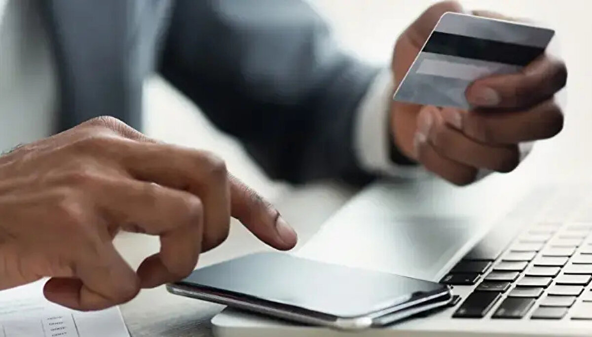 Dolandırıcılık yöntemi şöyle işliyor: Önce tanıdık birinden gelen bayram tebriği mesajı alıyorsunuz. Ancak mesajın içinde bir görsel ve şu türden bir ifade bulunuyor: "Senin görüntünü yapay zekayla oluşturdum, beğenecek misin?" Merak edip linke tıkladığınızda, görselin bulanık olduğunu ve netleştirmek için bir dosya indirmeniz gerektiğini görüyorsunuz. <br><br>İşte tehlike tam da burada başlıyor...