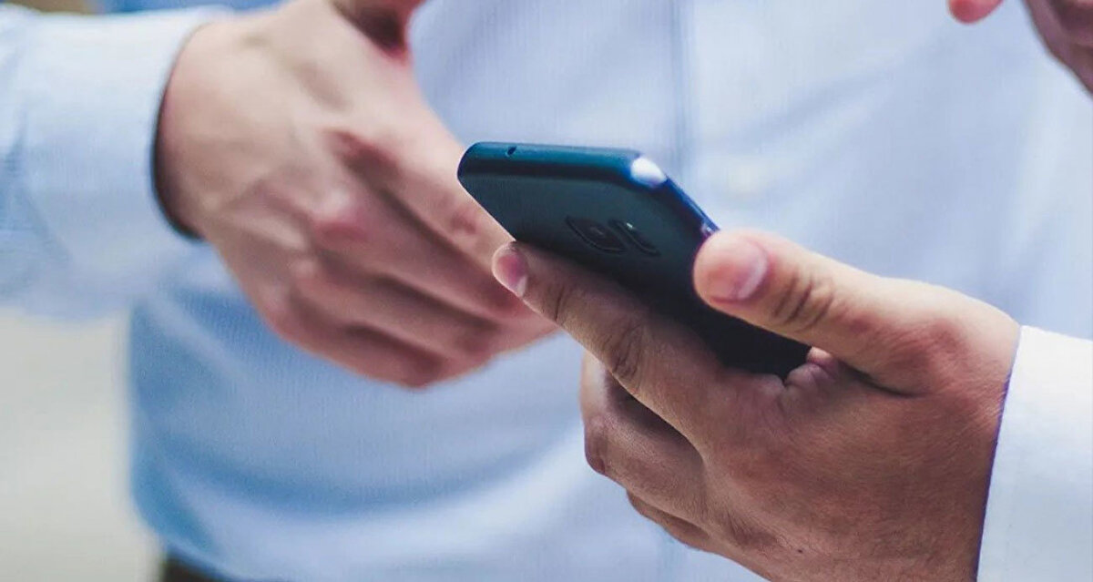 Bayramda gelen mesajlara artık daha dikkatli bakmak gerekiyor. Son dönemde dolandırıcılar, yapay zeka destekli sahte görsellerle insanları kandırarak telefonlarına zararlı yazılım bulaştırıyor.