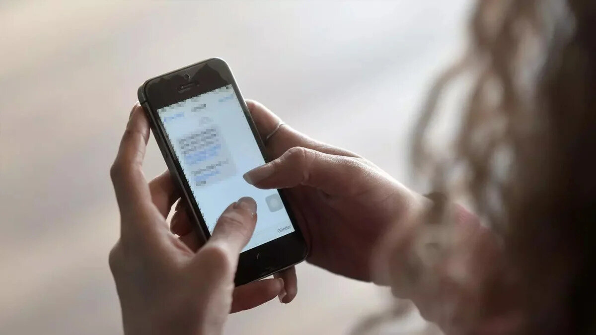 Bu virüs, dolandırıcılara telefonunuzdaki fotoğraf, mesaj, banka hesapları ve diğer özel verilere erişim sağlıyor. Tüm bu bilgileri ele geçiren kötü niyetli kişiler, kimlik hırsızlığı yapabilir ya da hesaplarınızı boşaltabilir.