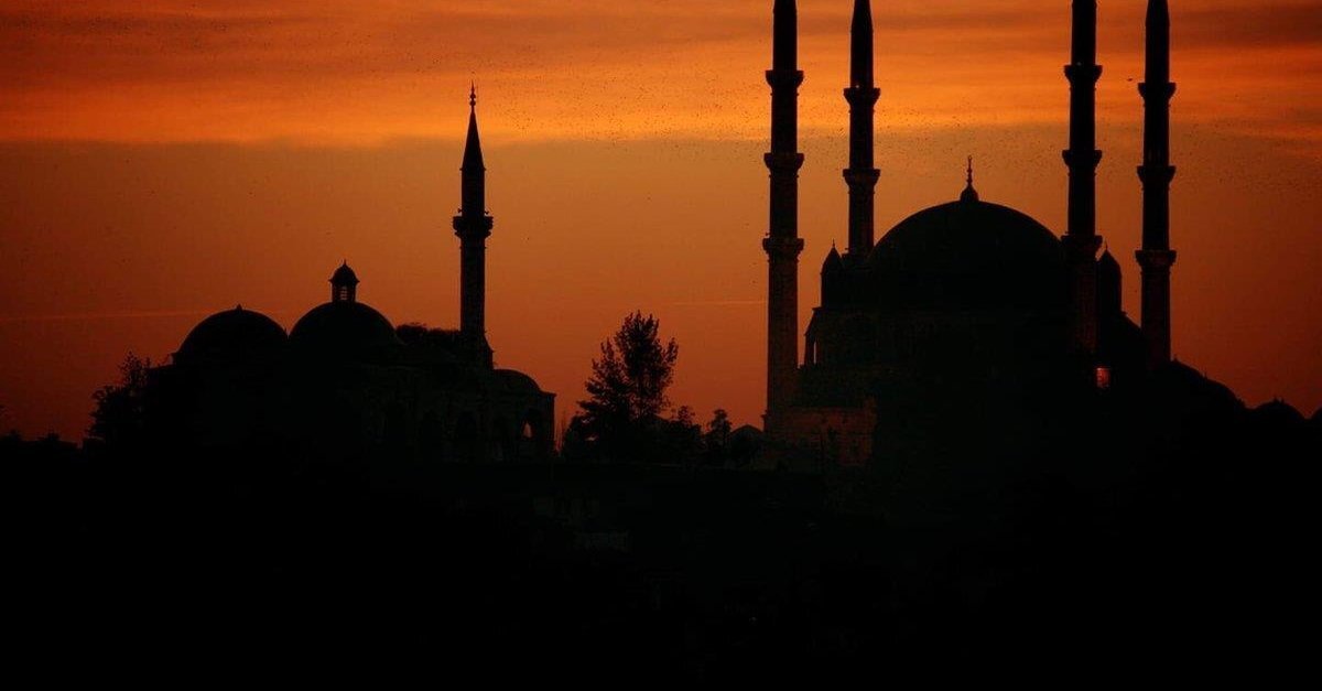 Duygularınızı en sade şekilde ifade edebileceğiniz kısa bayram mesajları, manevi duyguları yansıtan dini bayram tebrikleri ve iş dünyasında tercih edilen kurumsal bayram mesajları, herkesin bayram sevincine ortak olmanıza yardımcı olabilir.<br><br>Sevdiklerinize, dostlarınıza ve iş arkadaşlarınıza gönderebileceğiniz en anlamlı Ramazan Bayramı kutlama mesajlarını sizin için derledik. Bayramın neşesini paylaşmak için en güzel mesajı seçin ve bu özel anları daha da unutulmaz kılın.