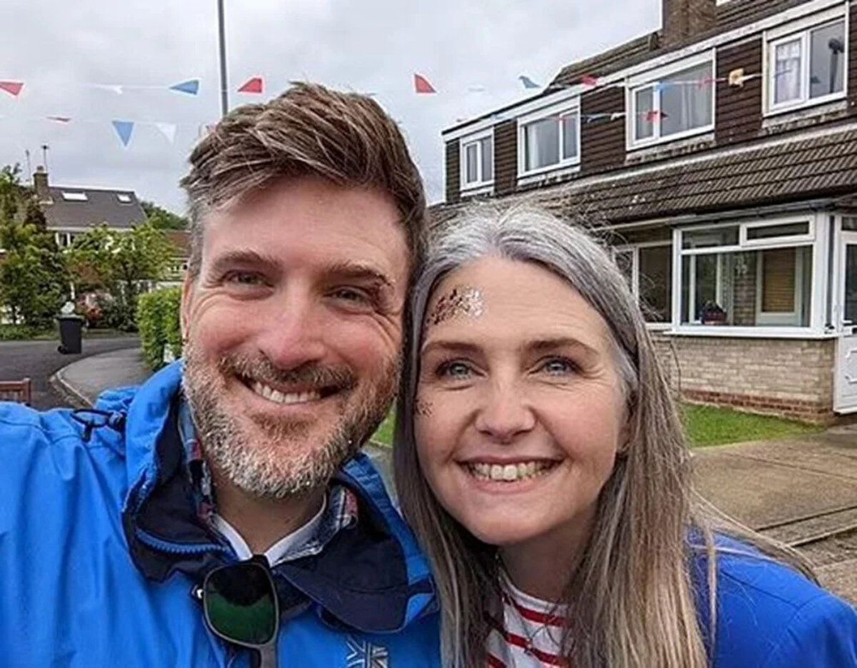 Hızla ilerleyen bu hastalık, beyin ve omuriliği çevreleyen zarları enfekte eden "neisseria meningitidis" adı verilen ölümcül bir bakteriden kaynaklanıyor. Kana karışan bakteri, damarlara zarar vererek ciltte ve organlarda iç kanamalara yol açabiliyor.