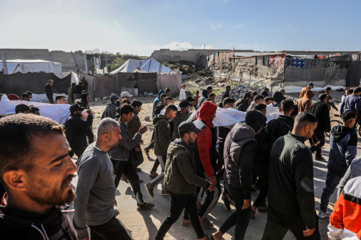 Gazze’de yüz binlerce Filistinli, İsrail’in bombardımanı altında, enkaza dönen camiler ve evlerin arasında tekbirler getirerek bayram namazını eda etti.<br><br>Yerel kaynaklar, bayram namazı sırasında ve sonrasında birçok bölgede yoğun top atışları ve İsrail askeri araçlarından ateş açıldığını bildirdi.