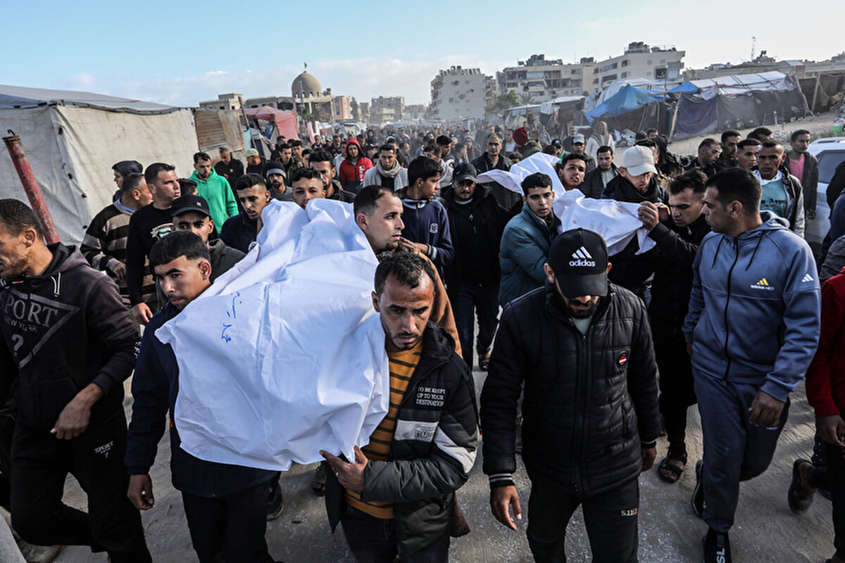 Öldürülen çocukların üzerinde bayramlık kıyafetleri vardı<br>İsrail saldırısında öldürülen çocukların üzerinde bayramlık kıyafetleri olduğu vurgulandı.<br><br>Han Yunus'un doğusundaki Absan el-Kebira bölgesine İsrail ordusuna ait tanklardan yoğun topçu atışları yapıldığı, askerlerin açtığı ateş sonucu ölü ve yaralılar olduğu aktarıldı. İsrail ordusu Gazze kentinin Tuffah Mahallesi'nde 3 sivil araca hava saldırısı düzenledi, Şucaiyye Mahallesi'ne de yoğun şekilde ateş açtı.<br><br>Savaş uçakları Gazze Şeridi'nin kuzeyindeki Cibaliya bölgesinde Filistinli "Mukbil" ailesine ait evi bombaladı. Saldırıda ölen ve yaralananlar olduğu aktarıldı.<br><br>İsrail ordusu, Gazze Şeridi'nde 19 Ocak'ta yürürlüğe giren ateşkesin ardından 18 Mart'ta şiddetli saldırılarına yeniden başlamıştı.
