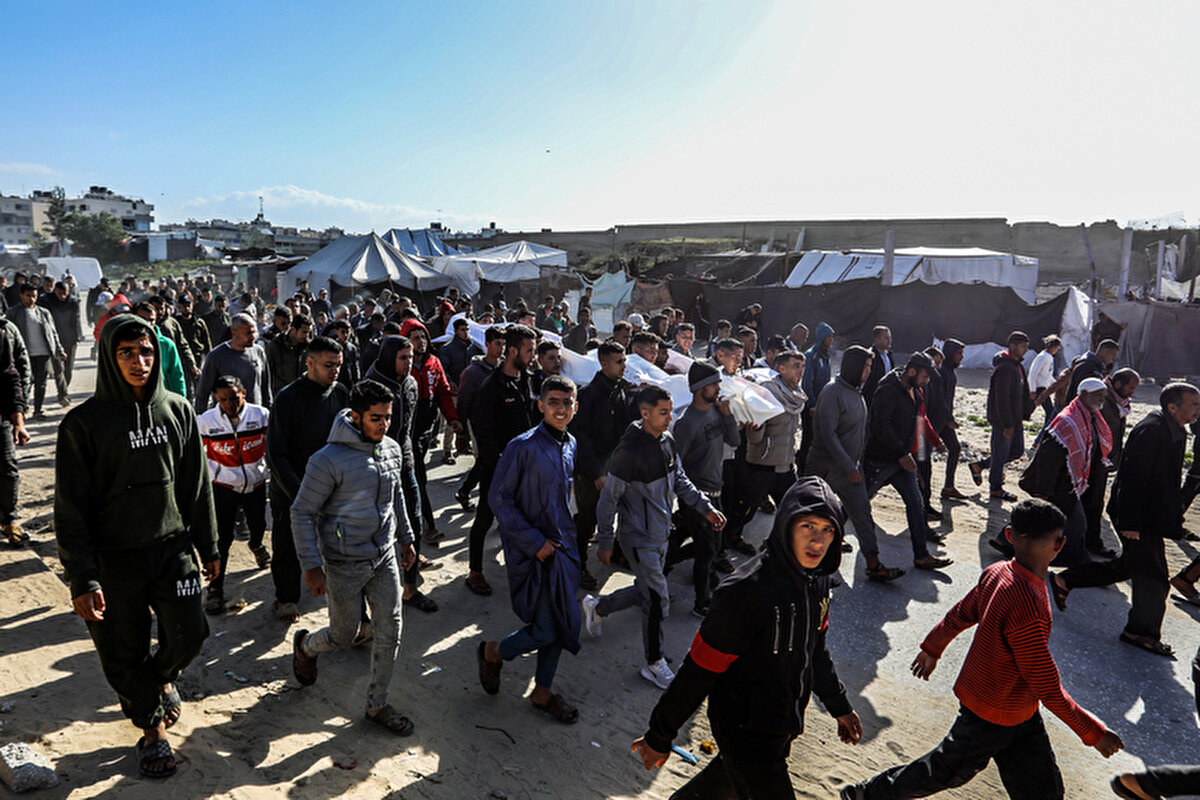 Gazze'de Filistinliler bayram namazını İsrail'in saldırılarında yıkılan camilerin enkazında kıldı<br>Gazze'de 7 Ekim 2023’ten bu yana devam eden İsrail saldırıları nedeniyle bayram sevinci yerini hüzne ve yıkıma bıraktı.<br><br>İsrail'in sabah saatlerinde Gazze Şeridi’ne yönelik düzenlediği saldırılarda ölü ve yaralıların olduğu bildirilirken, Gazzeliler tüm bu zorluklara rağmen bayram namazını kıldı.