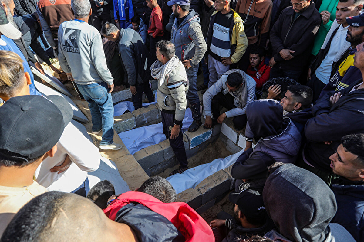 Enkazın arasında bayram namazı kıldılar<br>Gazze kentinde binlerce Filistinli, savaşta ağır hasar gören tarihi Büyük Ömeri Camii’nde bayram namazını eda etti.<br><br>Ancak geçmiş bayramların aksine, bu yıl cami önünde ne bayram şekerleri ne de çocuklara dağıtılan hediyeler vardı. İsrail’in saldırıları nedeniyle Gazze’nin dört bir yanında bayram coşkusu yerini hüzne bıraktı.<br><br>Namaz çıkışı Gazzeliler, savaşın sona ermesini ve barışın en büyük bayram olmasını umut ettiğini söyledi.<br><br>Evleri, camileri ve sokakları yıkılan Filistinliler, umutlarının dimdik ayakta olduğunu ve bir gün barışın geleceğine inandıklarını dile getirdi.