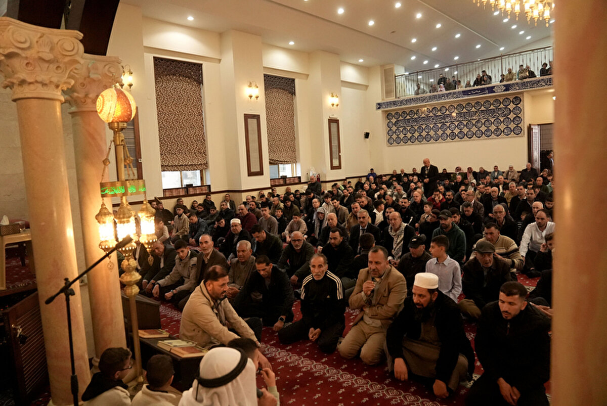 Cenin’de mezarlığa giden ailelere gaz bombalı müdahale<br>İsrail askerleri, Cenin Mülteci Kampı’nda mezarlığa giderek yakınlarını ziyaret etmek isteyen Filistinli ailelere gaz bombasıyla müdahale etti.<br><br>Görgü tanıklarının aktardığına göre, saldırı sırasında onlarca kişi gazdan etkilenerek boğulma tehlikesi geçirdi.<br><br>İsrail ordusu, 21 Ocak Salı günü işgal altındaki Batı Şeria'nın kuzeyindeki mülteci kamplarına "Demir Duvar" adını verdiği bir saldırı başlattı. Bu saldırılarda birçok Filistinli öldürülürken, çok sayıda kişi gözaltına alındı ve bazı evler askeri karakollara çevrildi.<br><br>İsrail ordusu, Cenin ve Tulkerim'deki kamplarda işgalini sürdürürken burada 100'e yakın binayı yerle bir etti.