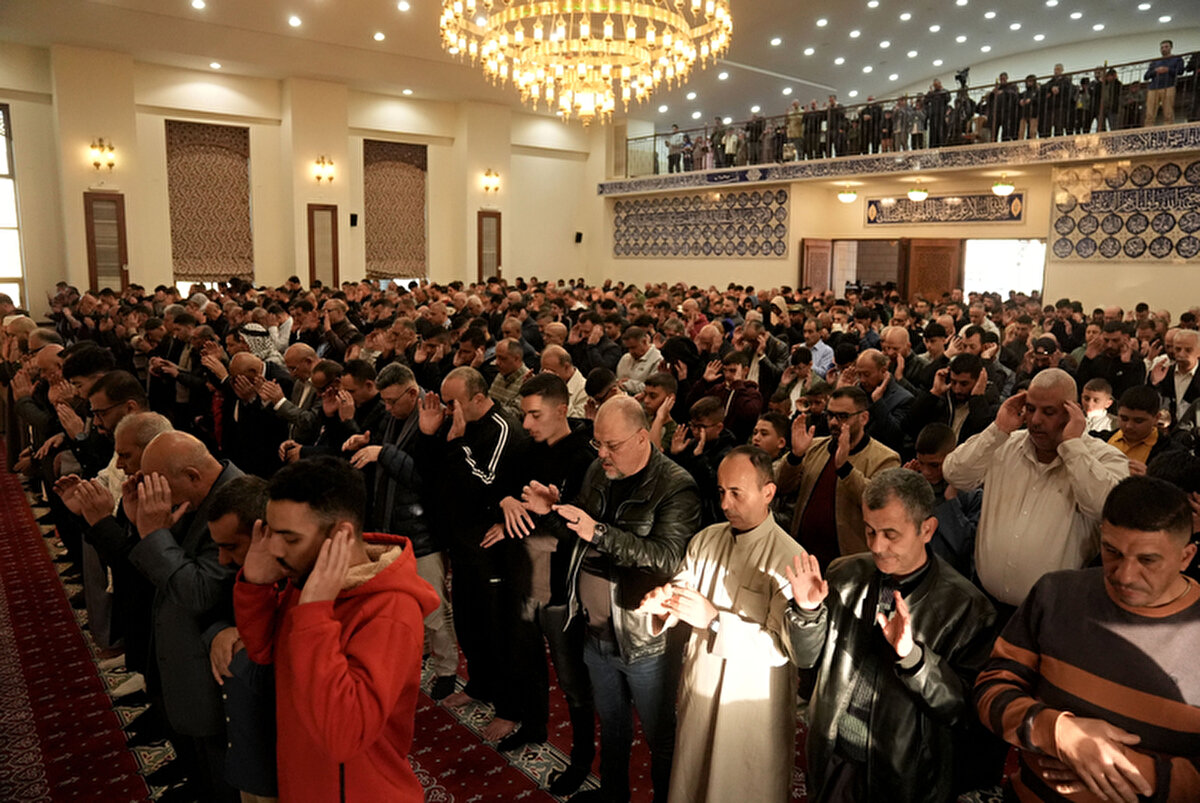 İşgal altındaki Batı Şeria ve Doğu Kudüs'te 7 Ekim 2023'ten bu yana İsrail askerleri ile Filistin topraklarını gasbeden İsraillilerin saldırılarında 168'i çocuk 939 Filistinli yaşamını yitirdi, yaklaşık 7 bin kişi yaralandı.<br><br>Filistin yetkilileri, bu saldırıların İsrail Başbakanı Binyamin Netanyahu’nun Batı Şeria’yı ilhak ederek İsrail topraklarına katma planının bir parçası olduğunu belirtiyor. Bu durumun, "iki devletli çözümün fiilen sona ermesi" anlamına gelebileceği konusunda uyarılarda bulunuyorlar.<br><br>"Filistin halkı topraklarına sahip çıkacak"<br>Filistin Vakıflar Bakanı Muhammed Necm, Ramallah’ta Serda Camii’nde kılınan bayram namazının ardından AA muhabirine yaptığı açıklamada, "Filistin halkı, İsrail’in tüm saldırı ve soykırımına rağmen bu topraklarda kök salmıştır." dedi.<br><br>Necm, Filistin halkına birlik çağrısında bulunarak, "Bu toprakları asla terk etmeyeceğiz, burası bizim vatanımız." ifadelerini kullandı.